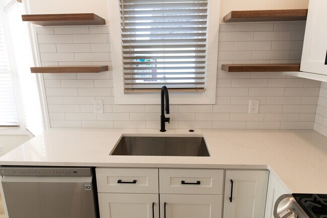 Building Photo - 713 Stevens St