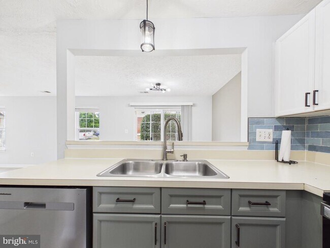 Building Photo - 7981 Calvary Ct