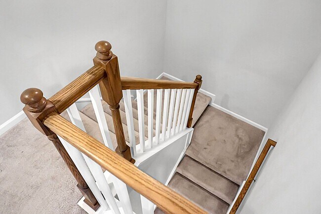 Building Photo - 5 Bedroom, 3.5 Bath, Beautiful Summerville Home, Master on Main