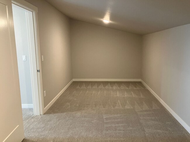 Building Photo - Large Three Bedroom Home in Sustainable South Salem Community