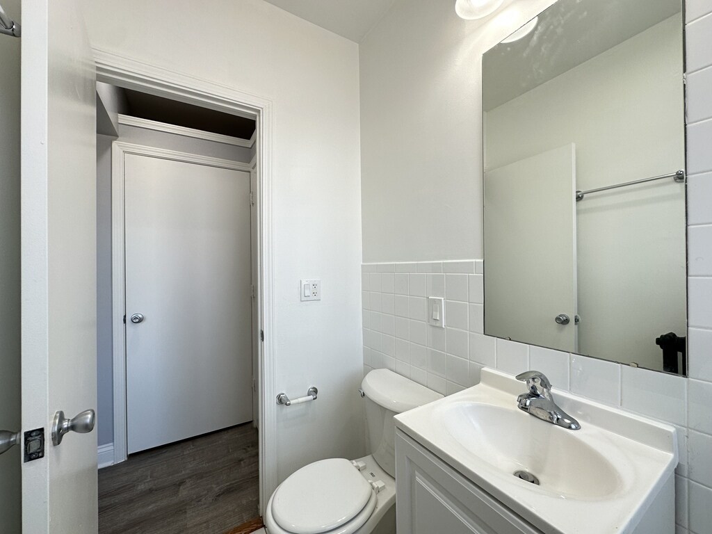 Building Photo - 4027 N Kenmore Ave