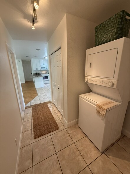 Building Photo - 2370 Lakeview Dr