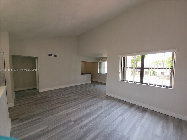 Building Photo - 251 W Park Dr