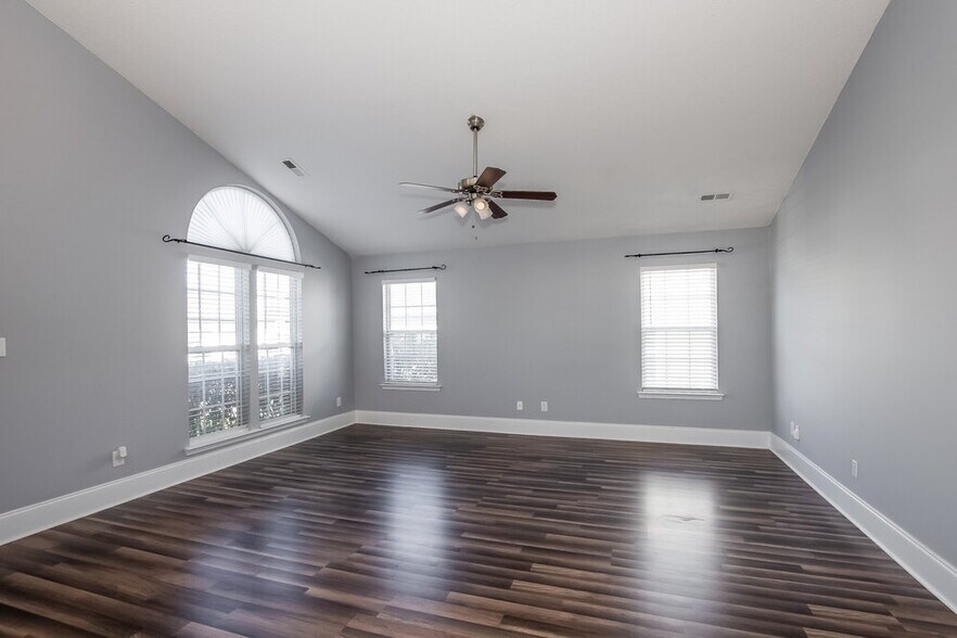 Building Photo - 3280 Hawick Commons Dr