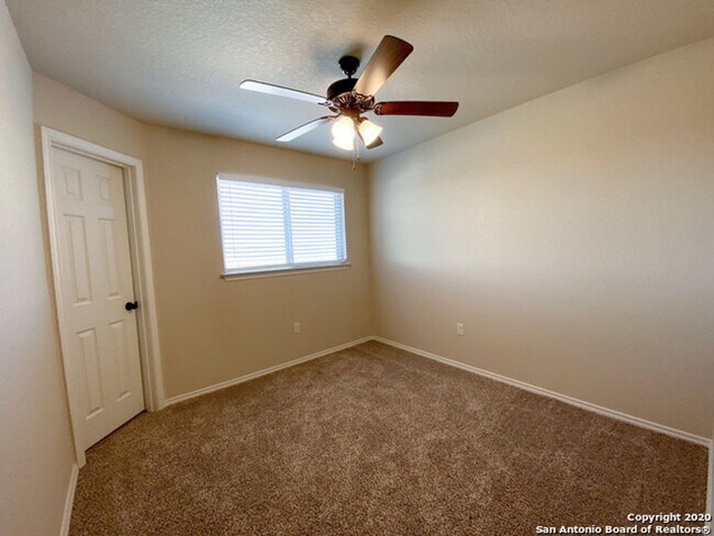 Building Photo - Luxury 3/2 Townhouse in Seguin, TX