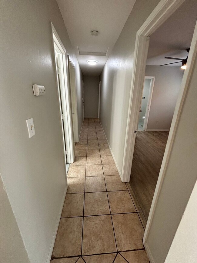 Building Photo - 6 BEDROOM 4 BATHROOM