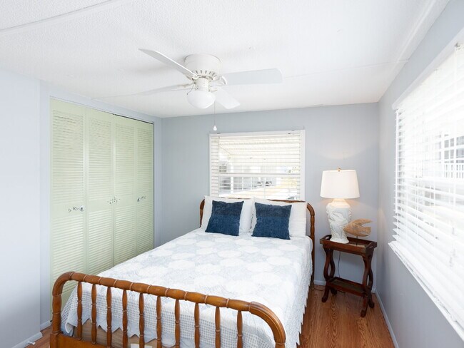 Building Photo - "Charming 2-Bed Furnished Annual Retreat in Venice, FL – Your Cozy Home Awaits!"