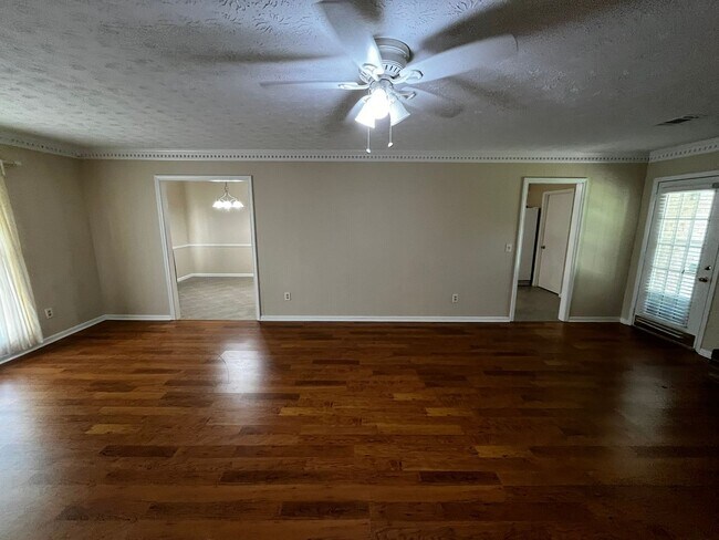 Building Photo - Beautiful New to Market!