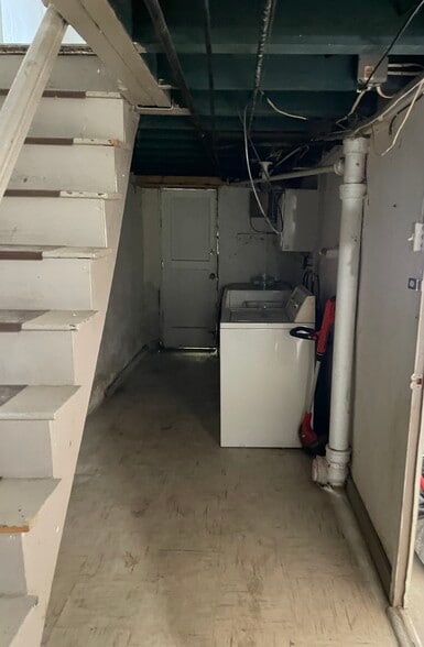 Building Photo - 2057 Simon St