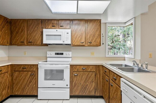 Building Photo - 14 Oakmont Ct