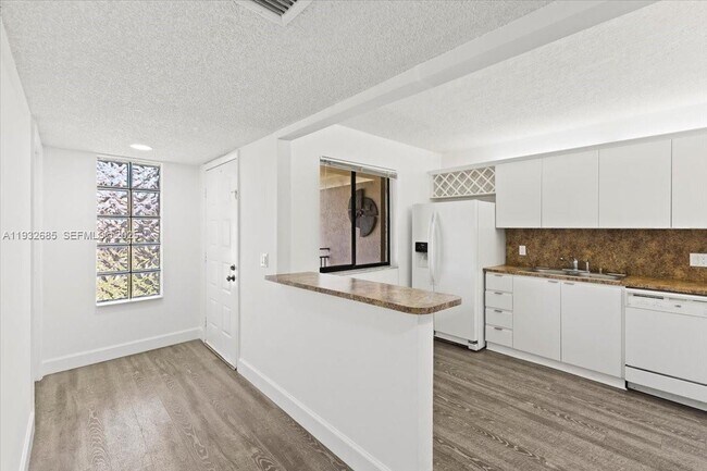 Building Photo - 302 Lakeview Dr