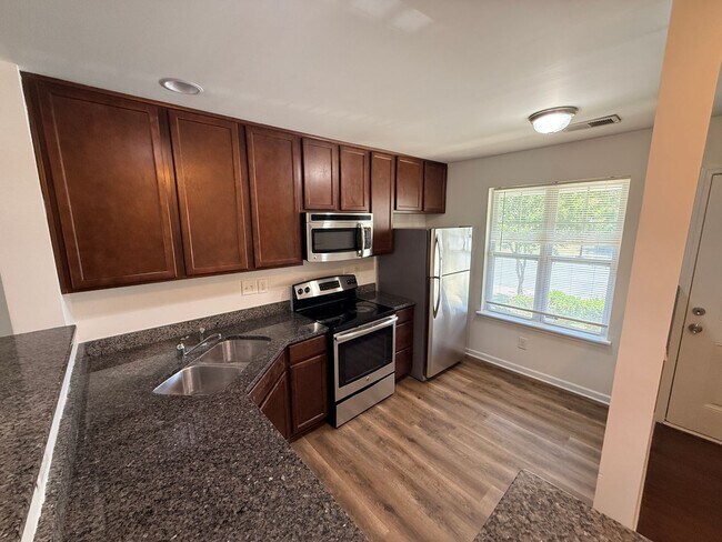 Building Photo - Upgraded Townhome