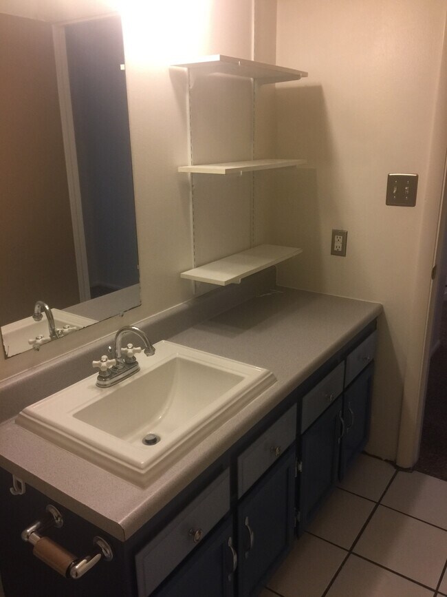 Building Photo - Bowen