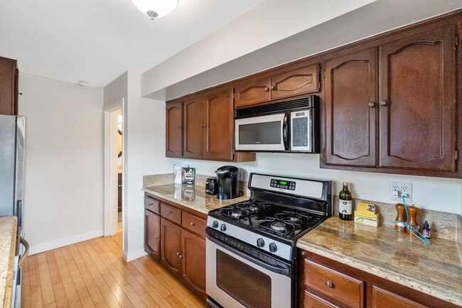 Building Photo - Unbeatable Location! Bright 1 Bed, 1 Bath ...