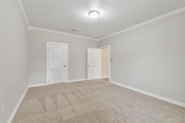 Building Photo - 329 E Washington Ave