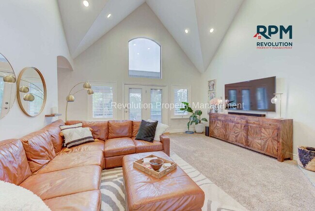 Building Photo - "Spacious Elegance: Stunning 6-Bedroom Ret...