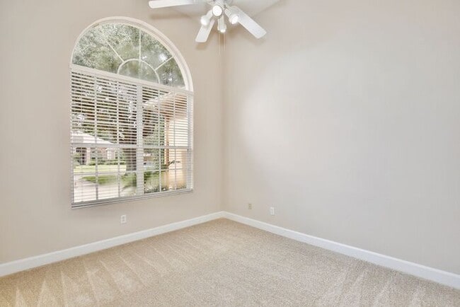 Building Photo - Stunning 4/3 Pool Home with a Bonus Room a...