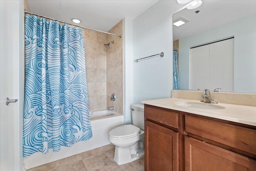 Building Photo - 909 W Washington Blvd