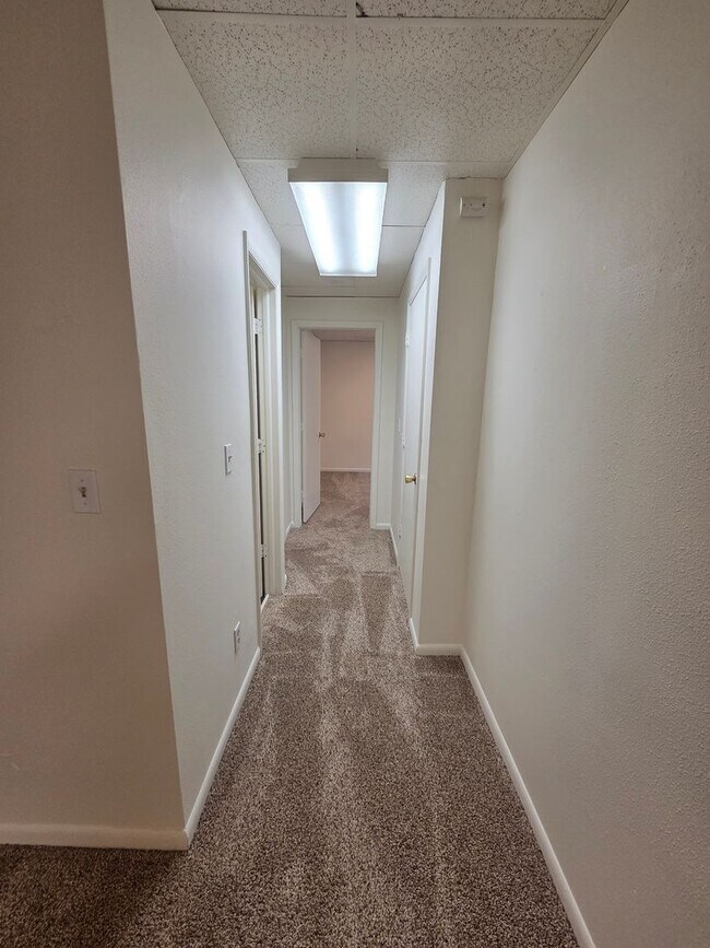 Building Photo - 2 Bed Apartment in the Heart of Golden!