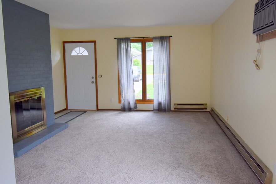 Living rm - 443 Bonnie Rd