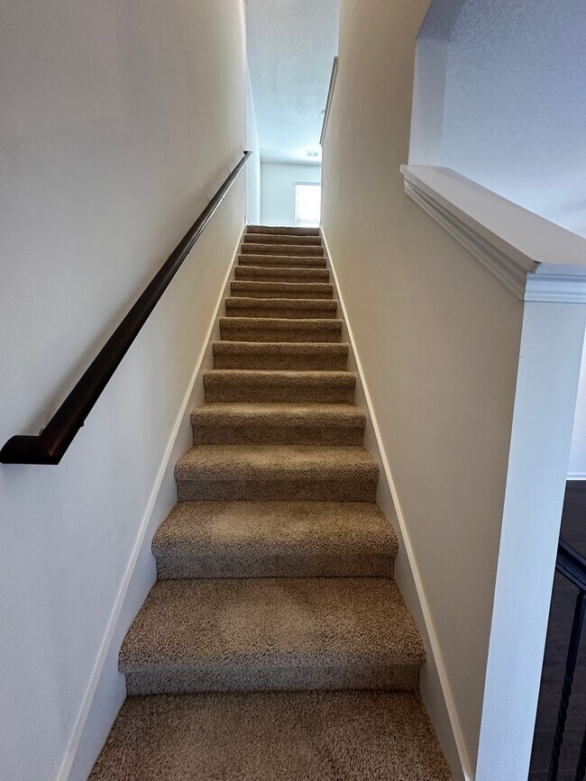 Building Photo - E. Morristown - 3 bed/2.5 bath home with g...