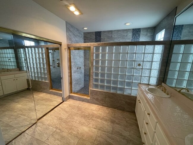Building Photo - FANTASTIC SPACIOUS HOME LOCATED IN GATED C...