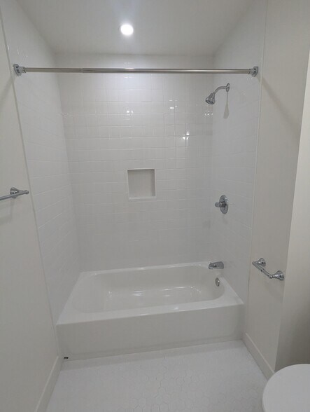 Building Photo - 613 Illinois Ct