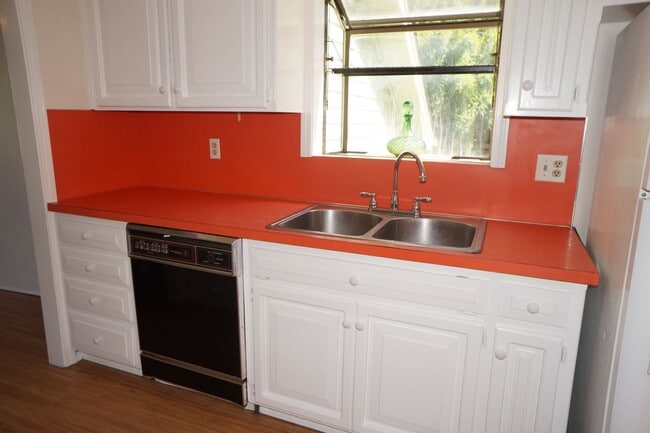 Building Photo - NE Portland 3 bedroom Rose City Park