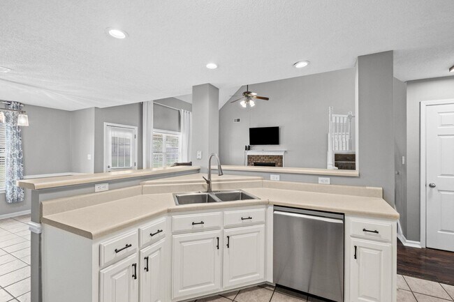 Building Photo - 713 Elizabeth Dr