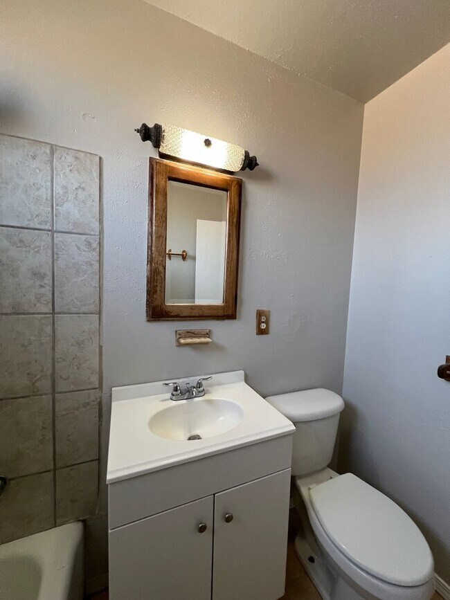 Building Photo - 3 Bedroom 2 Bathroom House Located Near Ca...