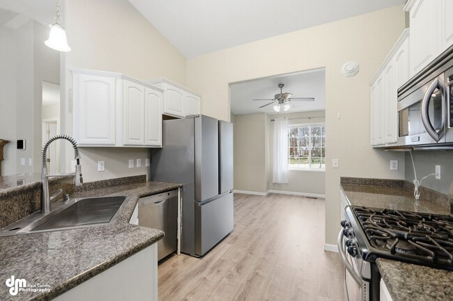 Building Photo - 3 BEDROOM | 2 BATHROOM | 2 CAR GARAGE