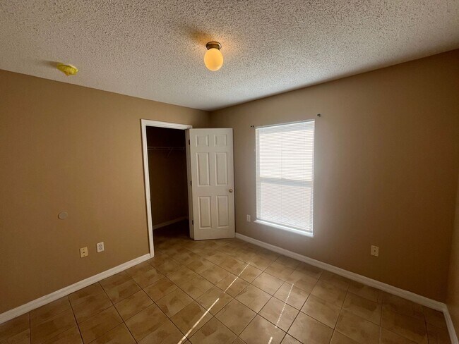 Building Photo - 204 Canterbury Ct