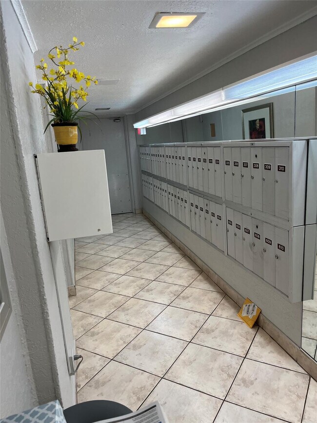 Building Photo - 3150 N Course Ln