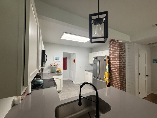 Building Photo - AVAILABLE EARLY JULY:  UPDATED 2 BEDROOM 1...