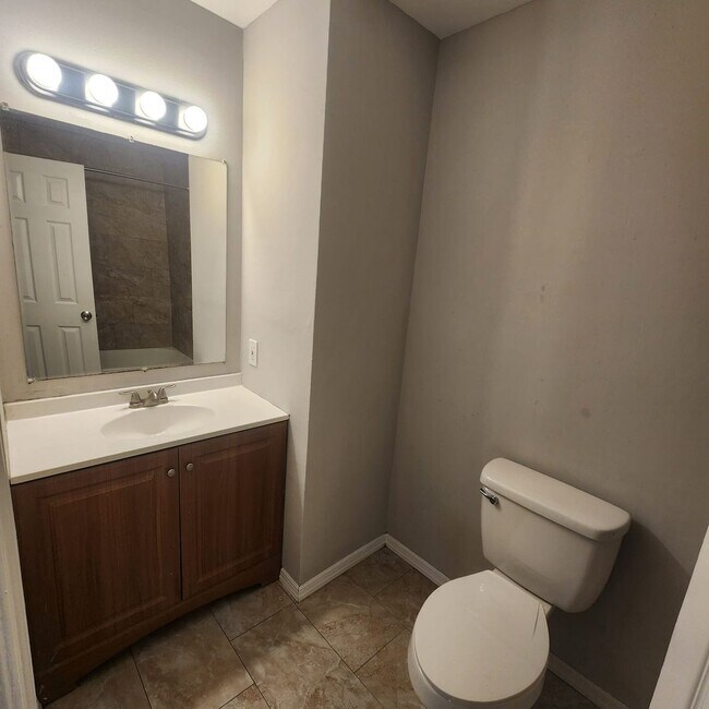 Building Photo - Spacious 3 bedroom house in Lehigh Manor