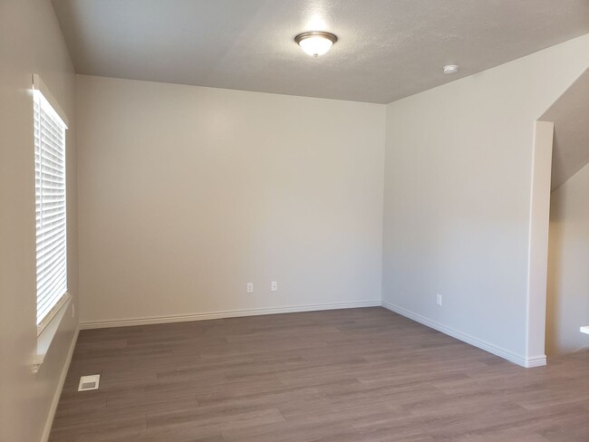 Building Photo - Spacious Spanish Fork Townhome