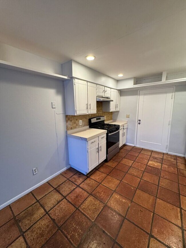 Building Photo - 3208 E Almartin St