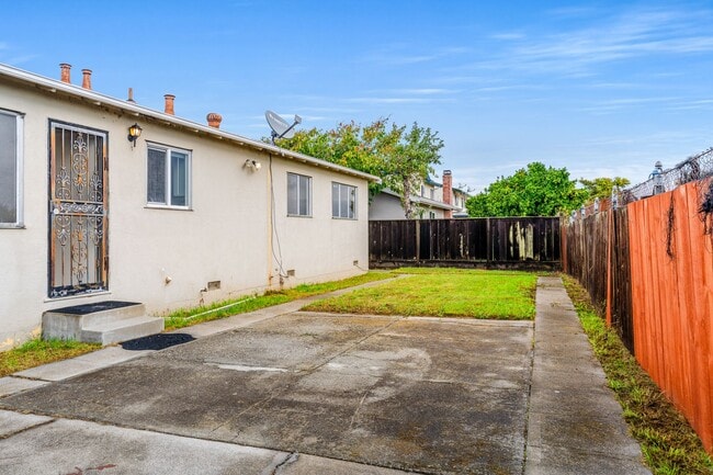 Building Photo - Just Updated! 3 Bed House in San Leandro |...