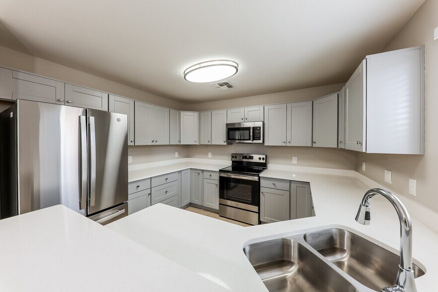 Building Photo - 11814 W Poinsettia Dr