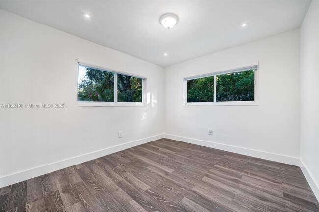 Building Photo - 10618 NE 11th Ct