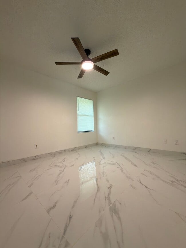 Building Photo - 9142 Sabal Palm Cir