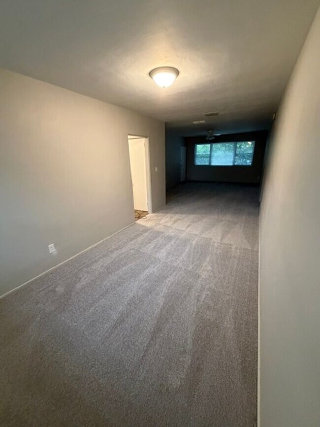 Building Photo - 2117 Spring Park Rd