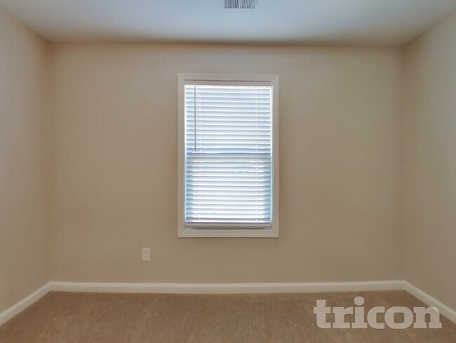 Building Photo - 652 Amberwood Dr