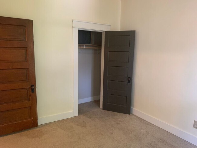Building Photo - Spacious 3 bedroom home with two separate ...