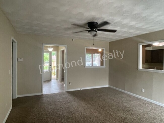 Building Photo - 4 Bedroom Home Available Now! Southwest Springfield!