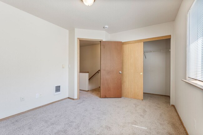 Building Photo - Spacious 2-Bedroom Townhome in SE Portland