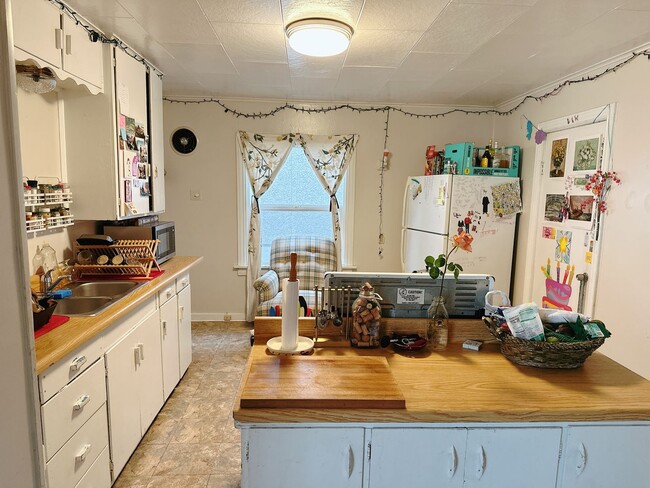 Building Photo - PRELEASE: 4 bd/1ba across from Laurel Park + near WWU