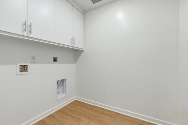 Building Photo - BRAND NEW 3 BEDROOM 2 BATH CONDO IN COVINA!