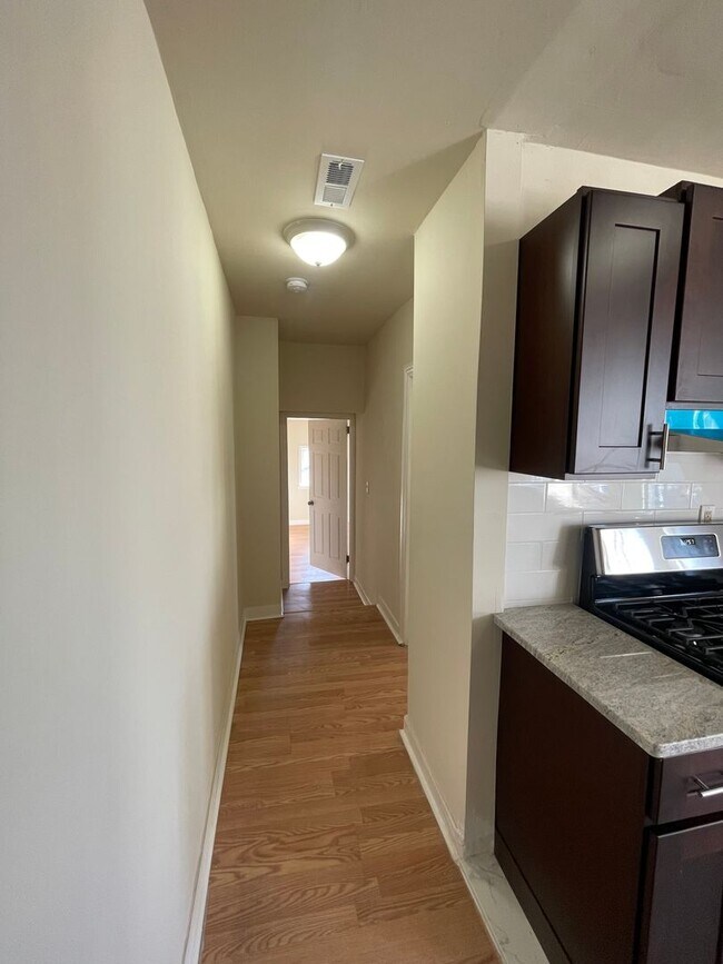 Building Photo - UPDATED 1 BED 1 BATH 2ND FLOOR APARTMENT