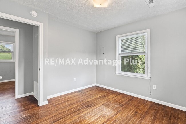 Building Photo - 2-Bedroom Home Walking Distance to Longwood University